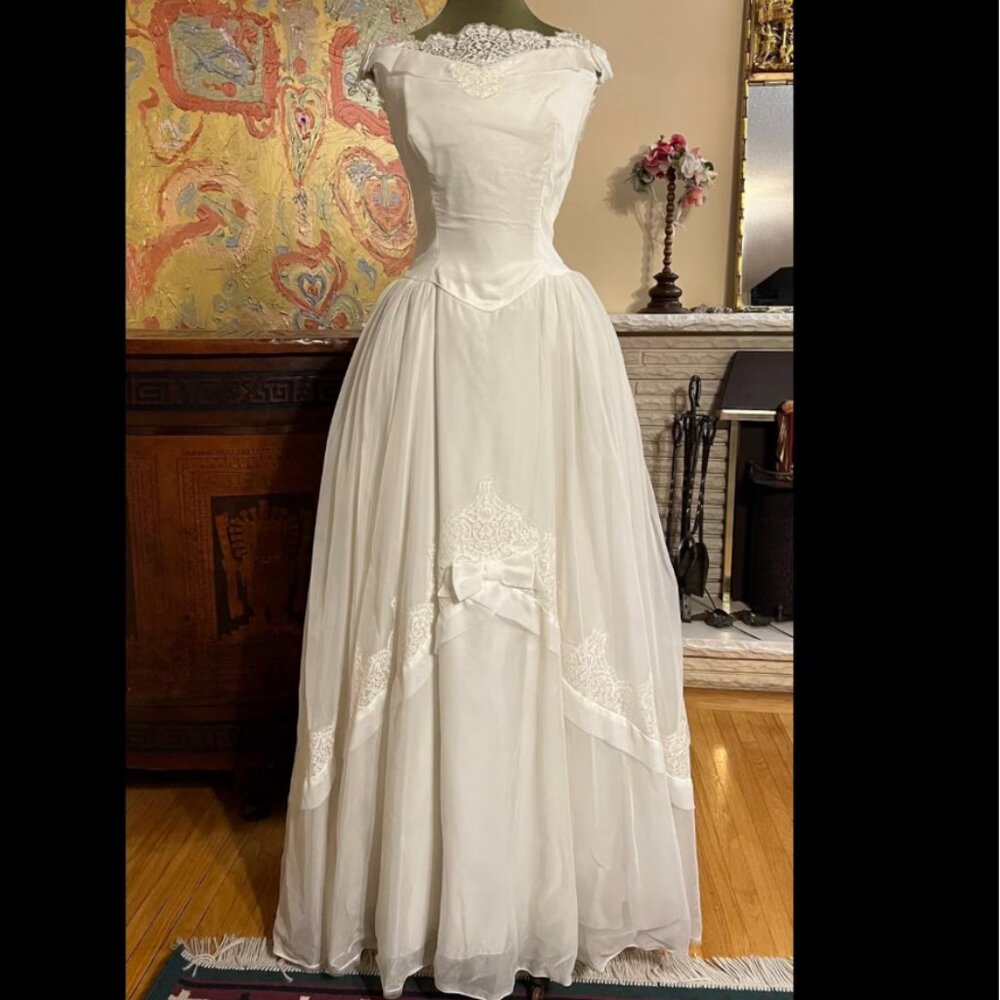 1950s Grace Kelly Exquisite Chiffon Hand Beaded Aurora Boralis Sequins on French